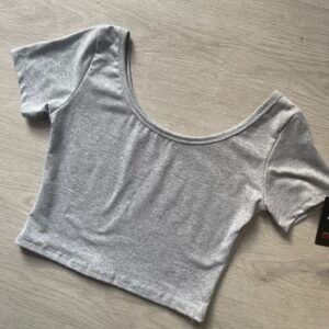 Camiseta crop top manga corta gris